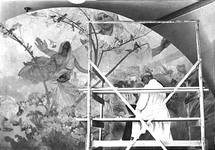 Mucha posant devant la fresque